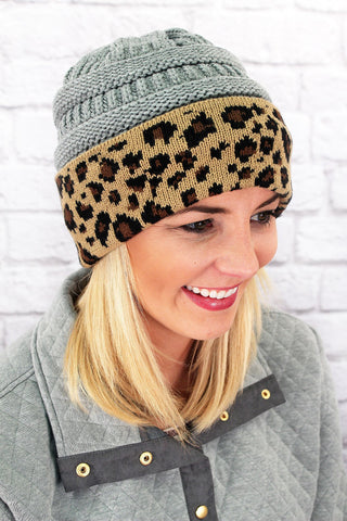 LIGHT GRAY CABLE KNIT LEOPARD CUFF BEANIE